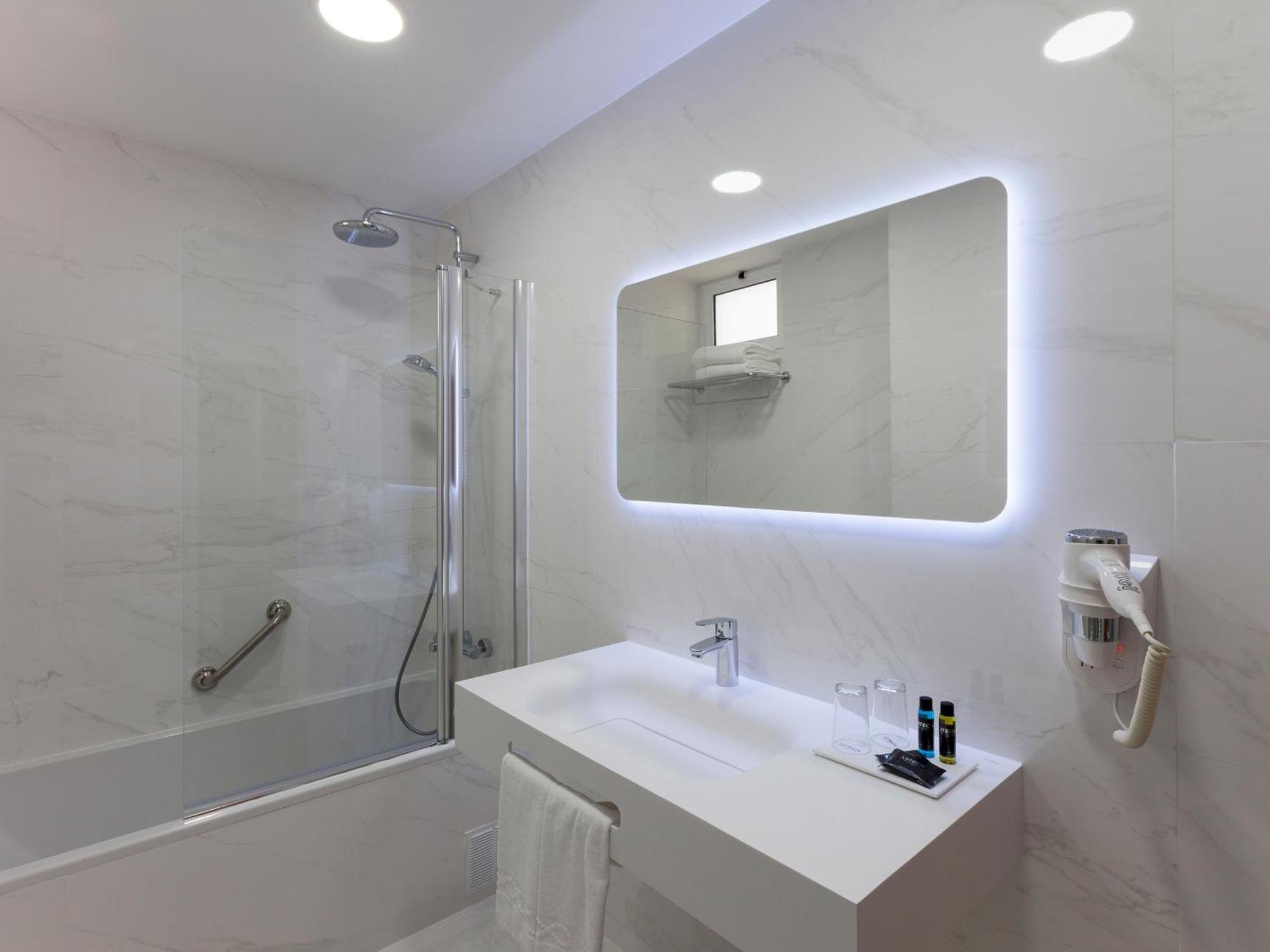 Standard Double or Twin Room,1433207812:JPEG