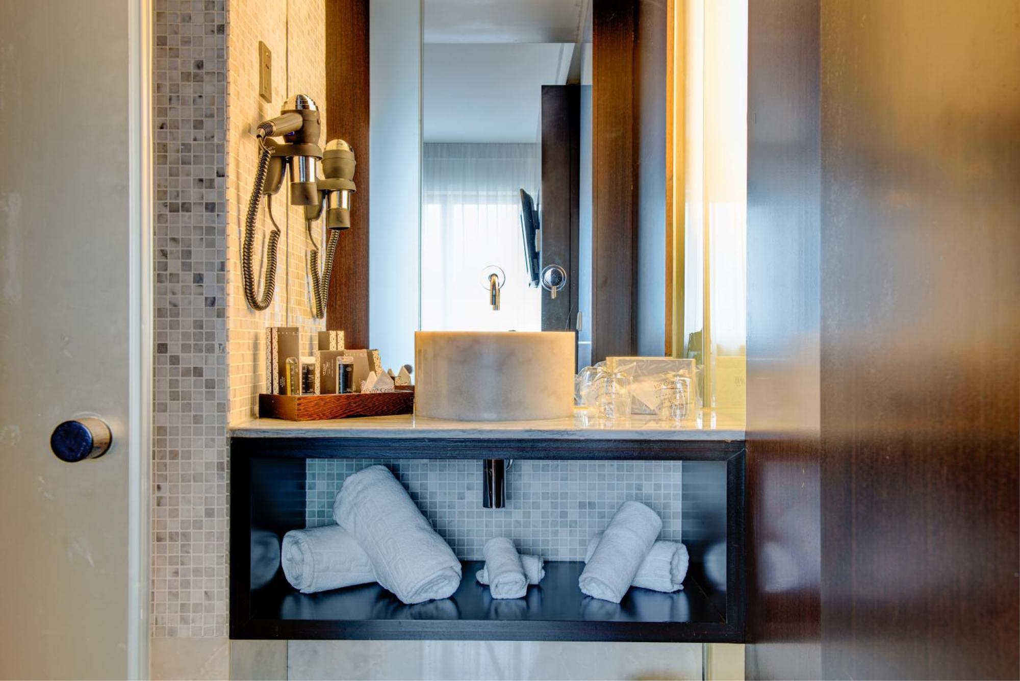 Executive Suite,644120343:JPEG