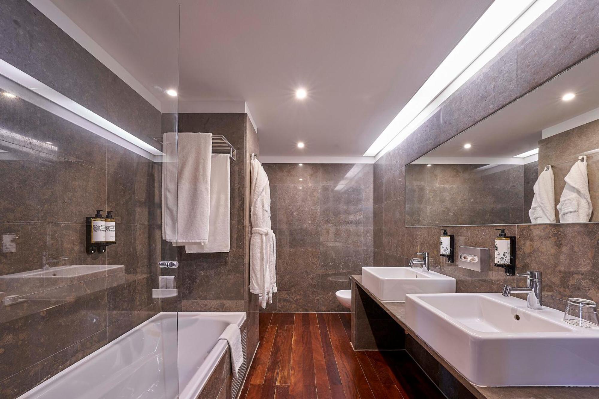 Deluxe Suite City View