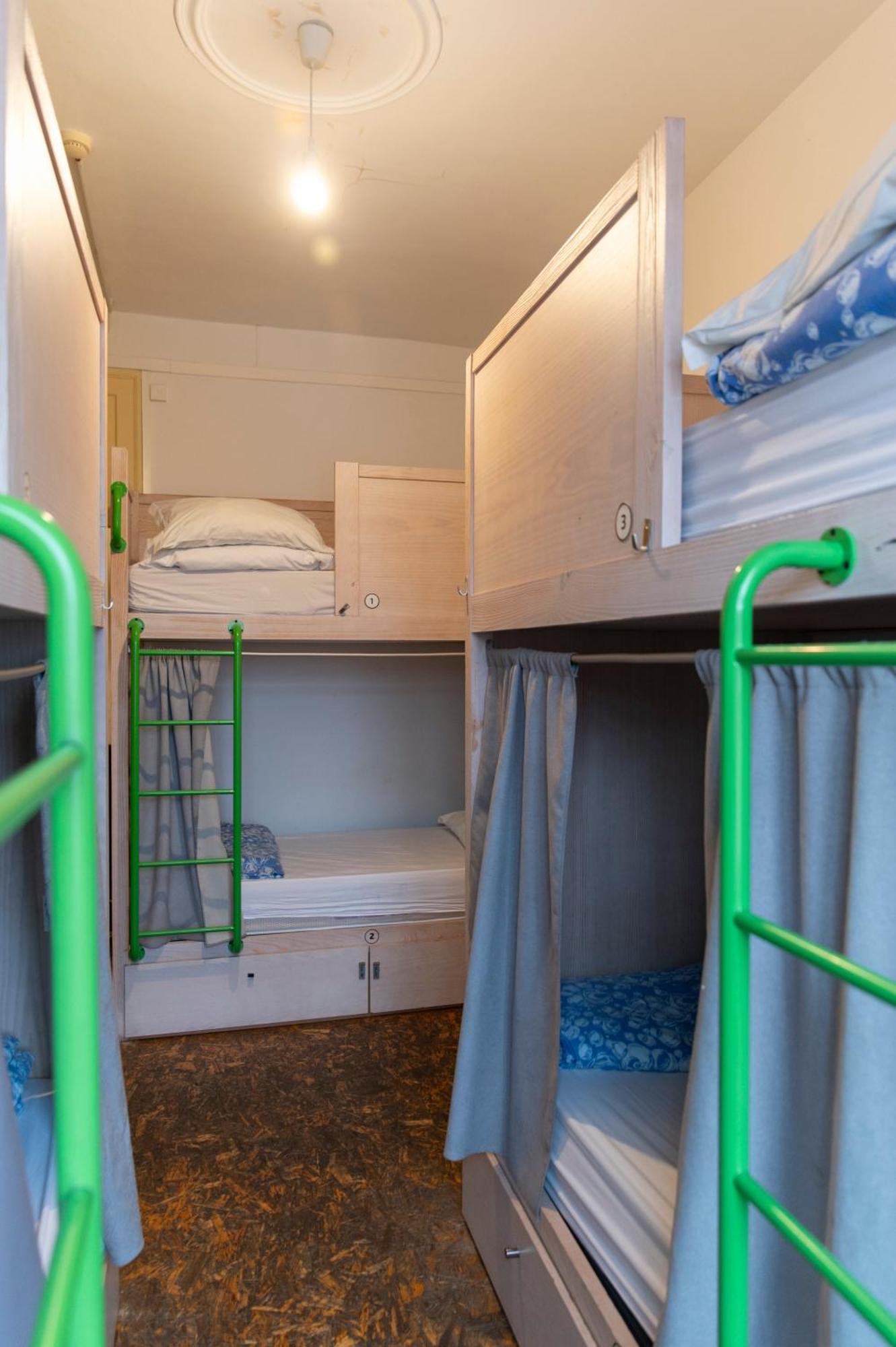 Bed in 6-Bed Mixed Dormitory Room with Bathroom