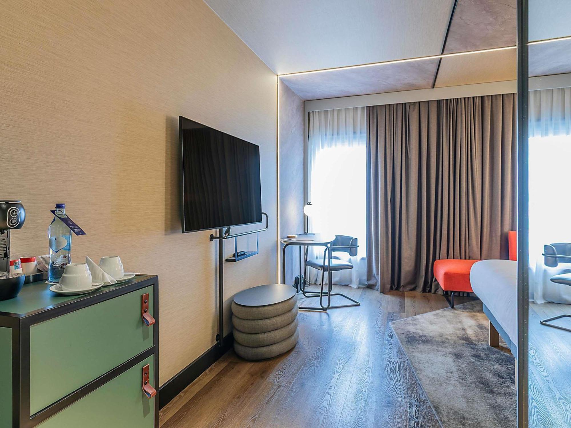 Executive King Room Sofa Bed