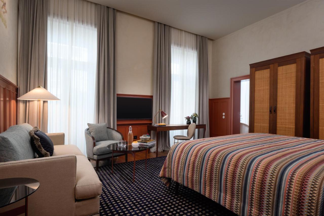 Prestige Double Room with Partial Square View